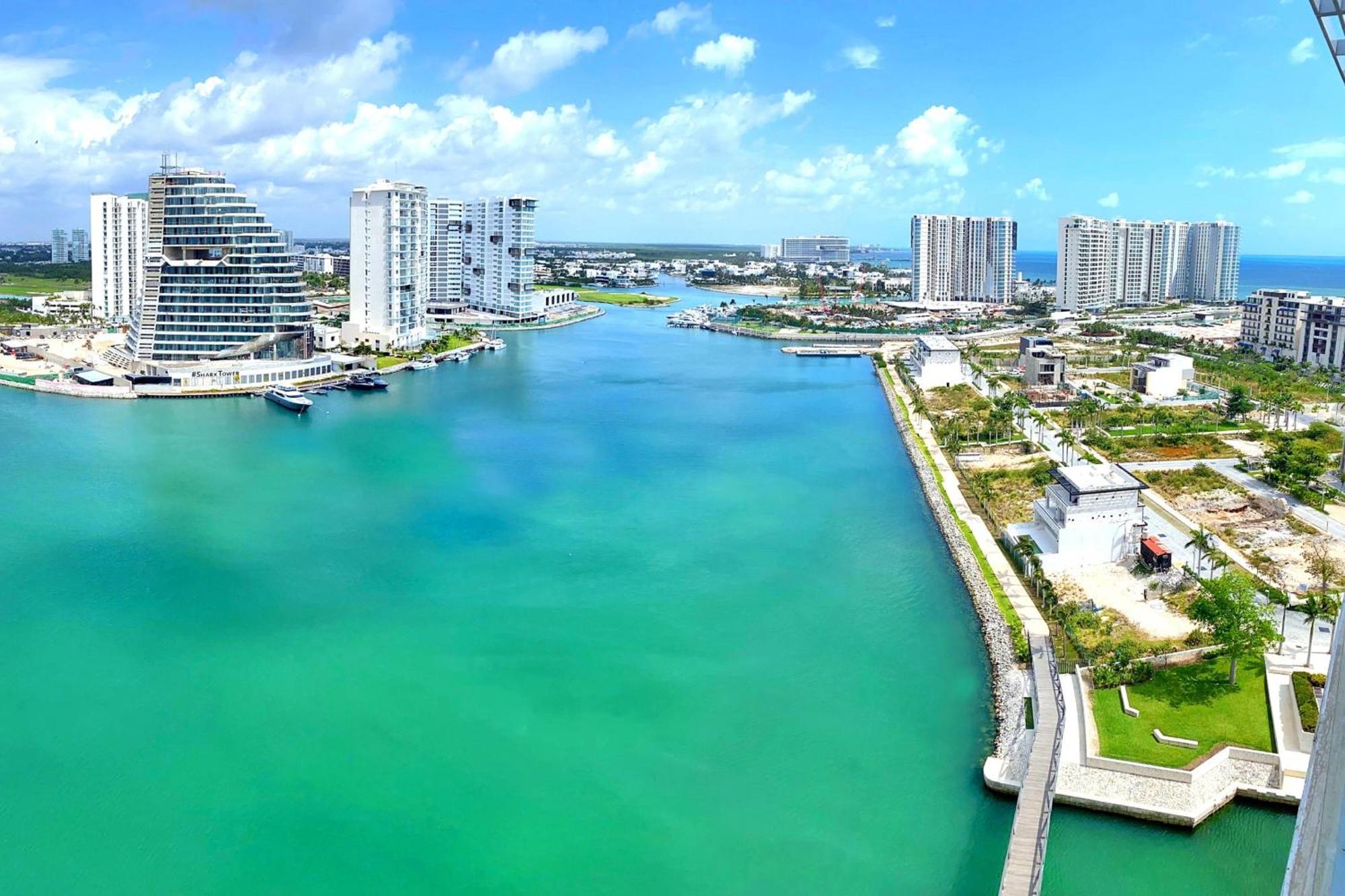 Renaissance Cancun Resort & Marina Exterior foto Aerial view of the city