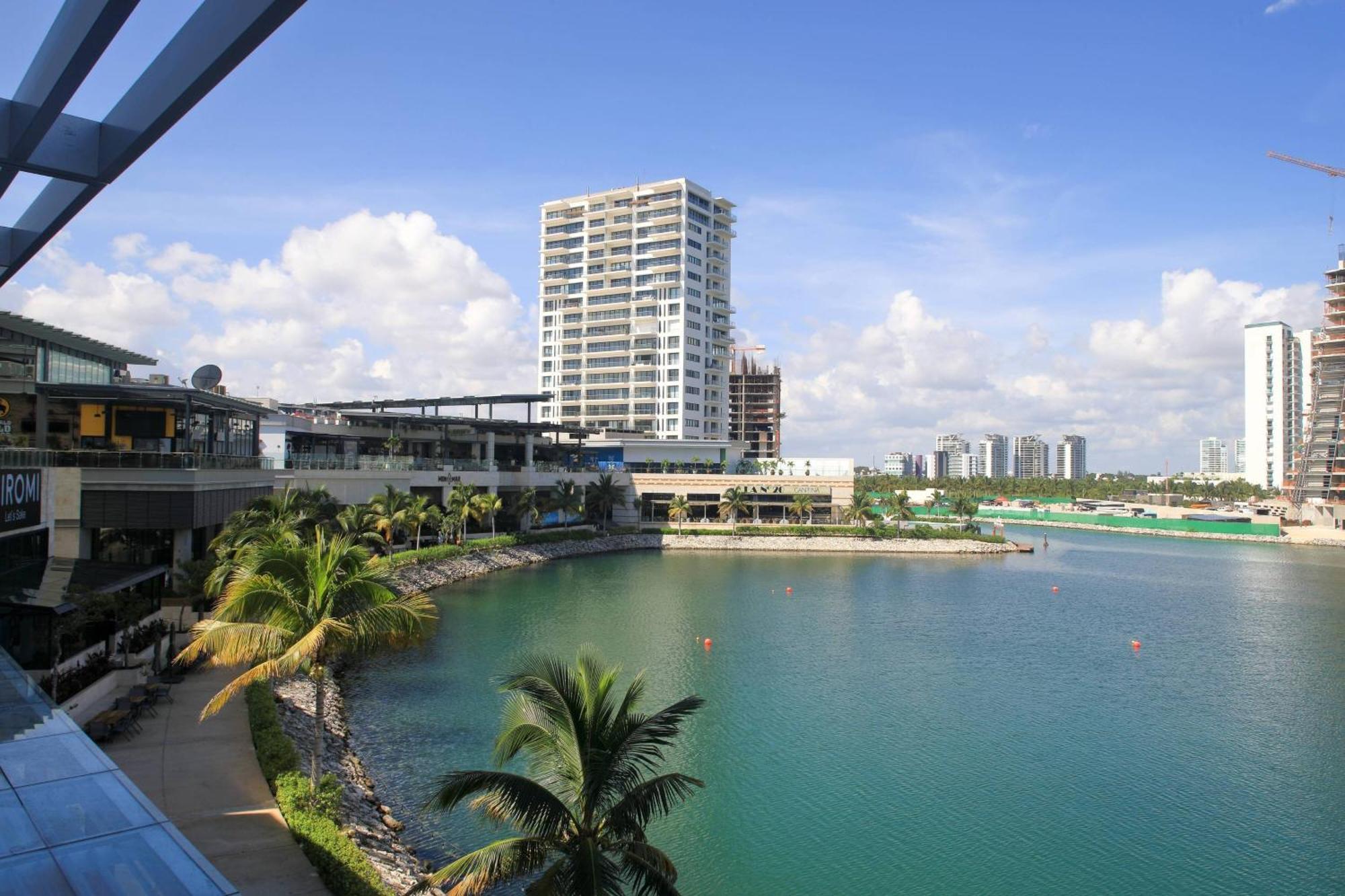 Renaissance Cancun Resort & Marina Exterior foto View of the Marina